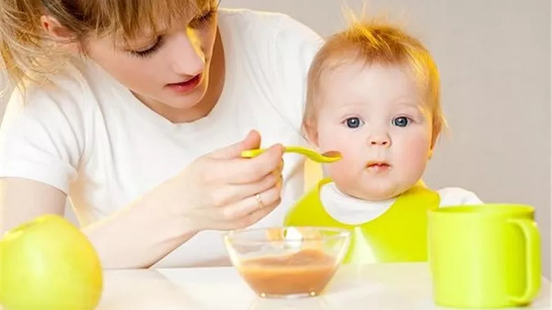 أخصائي تغذية يكشف أسباب ضعف جسم الأطفال بعد الفطام 