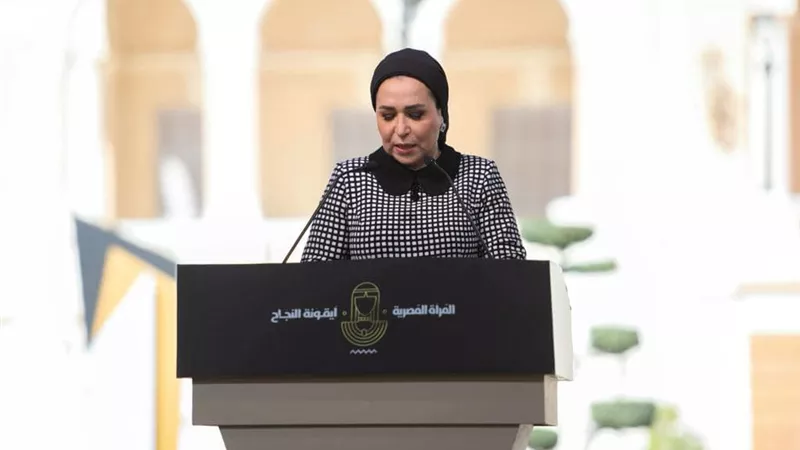 انتصار السيسي: المرأة المصرية منبع التضحية وأيقونة النجاح..صور