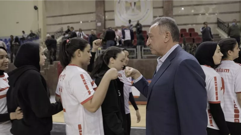 الخطيب يواسي لاعبات «يد الزمالك» بعد خسارتهن أمام «الأهلي»