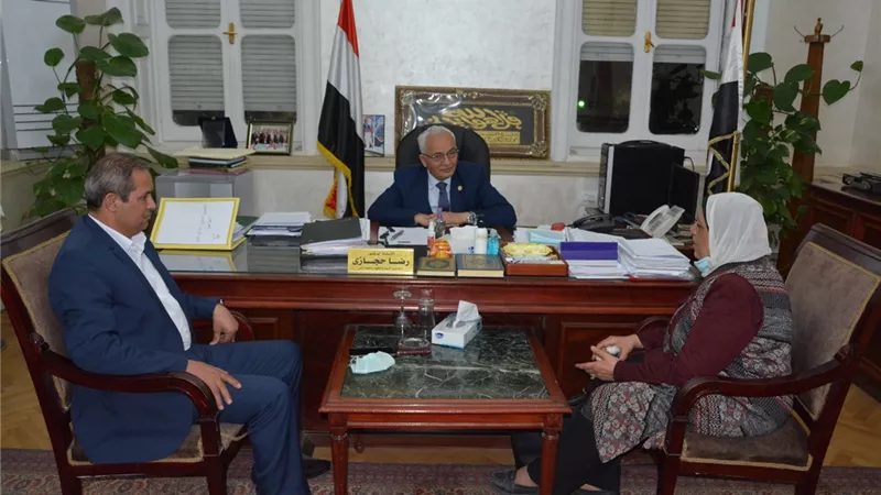 بعد محاولة الاعتداء عليها.. نائب وزير التعليم يستقبل مديرة مدرسة لدعمها