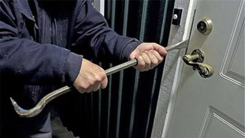 شاب يحاول سرقة «مرات عمه» بـ «ملاية ومفك».. وصراخ العجوز يفضحه