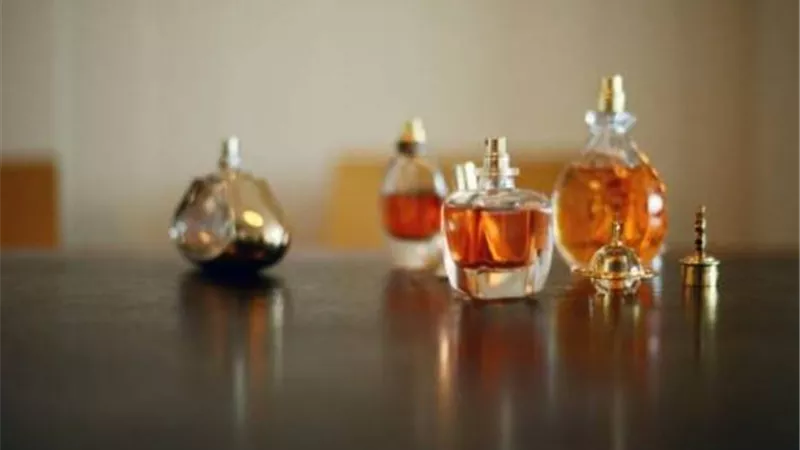 احذرى شراءها فى عيد الأم.. مخاطر كبيرة لـ«عطور الأرصفة» أبرزها السرطان