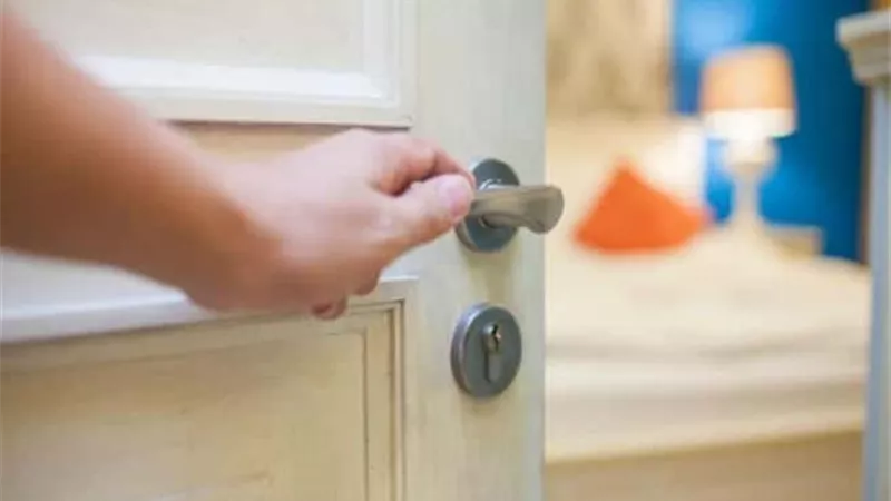 «إوعي تقفلي الباب وأنتي بتستحمي».. منزلك فيه قاتل خفي