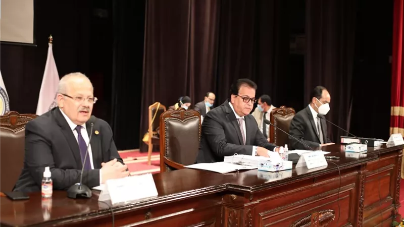 «عبد الغفار» يُشيد بنجاح تنظيم امتحانات الترم الأول