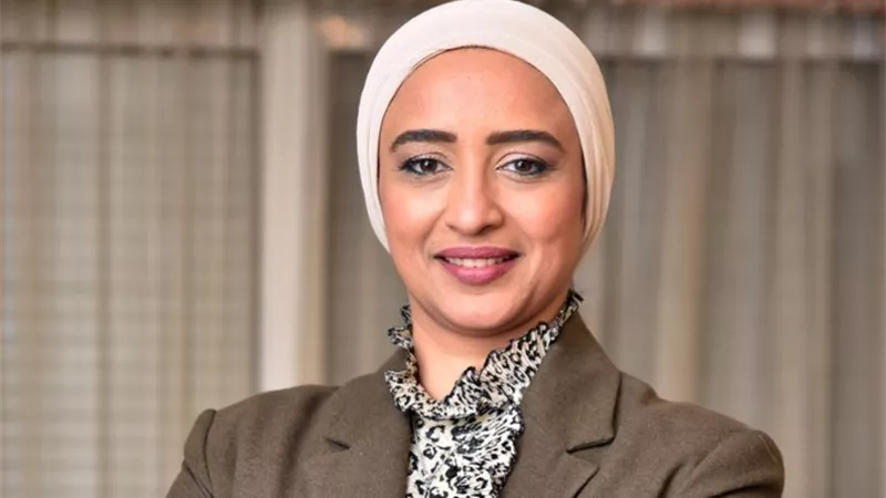 في عيد الأم.. أميرة أبو شقة: أمي «جوجل» ودرست الاقتصاد علشانها