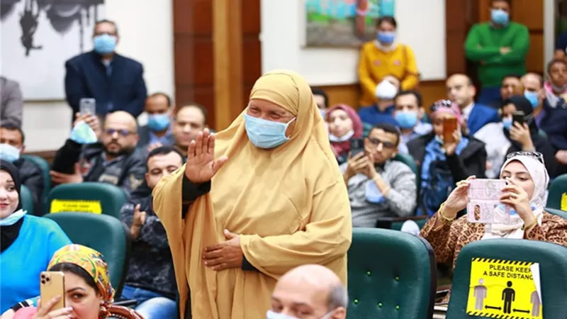 الأم المثالية: اشتغلت باليومية.. وشقى السنين راح مع التكريم.. فيديو