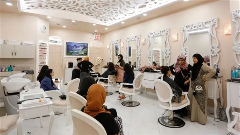 جمال «مدفوع الأجر».. صالونات التجميل كاملة العدد بـ«بنات العشرينات» 