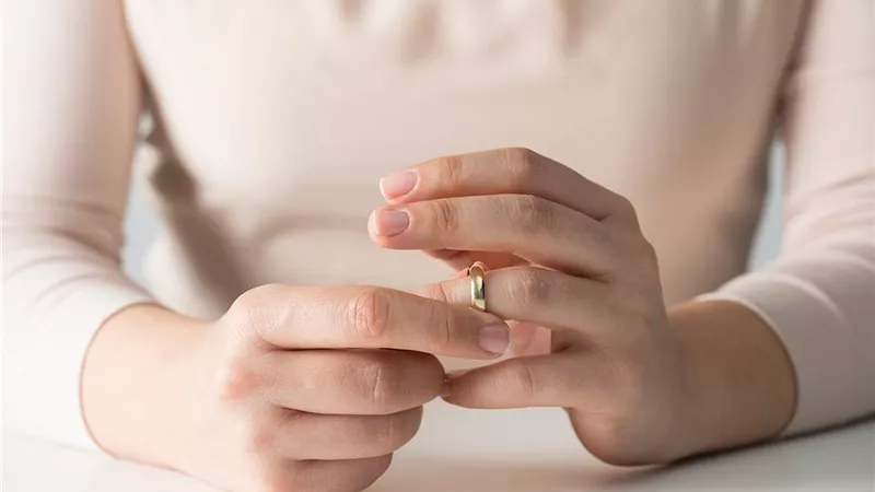 «مبشوفش من مرتبي أو فلوسه حاجة».. تفاصيل دعوى خلع زوجة أمام محكمة الأسرة