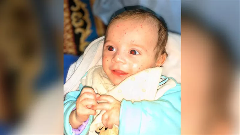 ننشر أول صورة للطفل المختطف من والدته داخل مستشفى أبو الريش