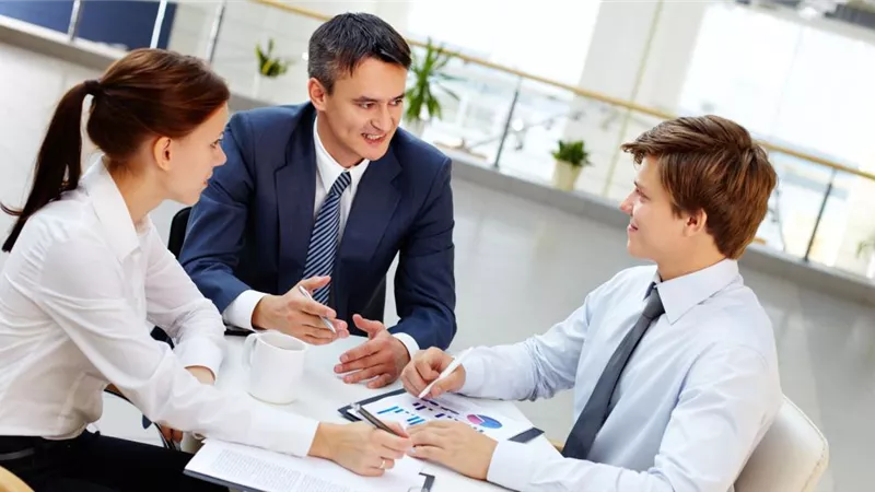 قد ينتج عنها مشاغبات.. علاقة الموظفة الميزان بالمدير الحمل