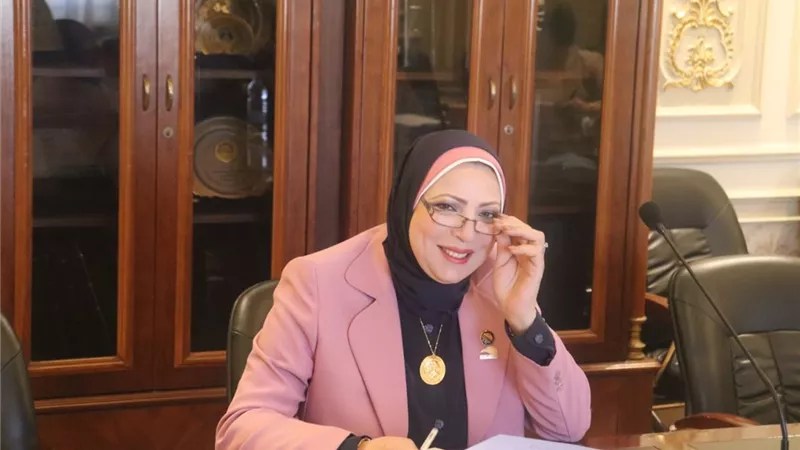 إحسان شوقي عن السيسي: «الرئيس الإنسان يشعر بالمرأة في كل مكان» (خاص)
