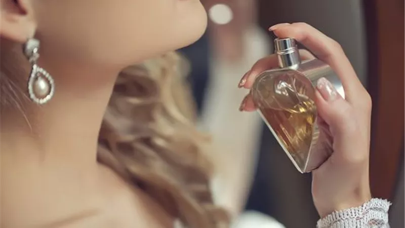 تعرفي على أنواع العطور.. وما يناسب شخصيتك