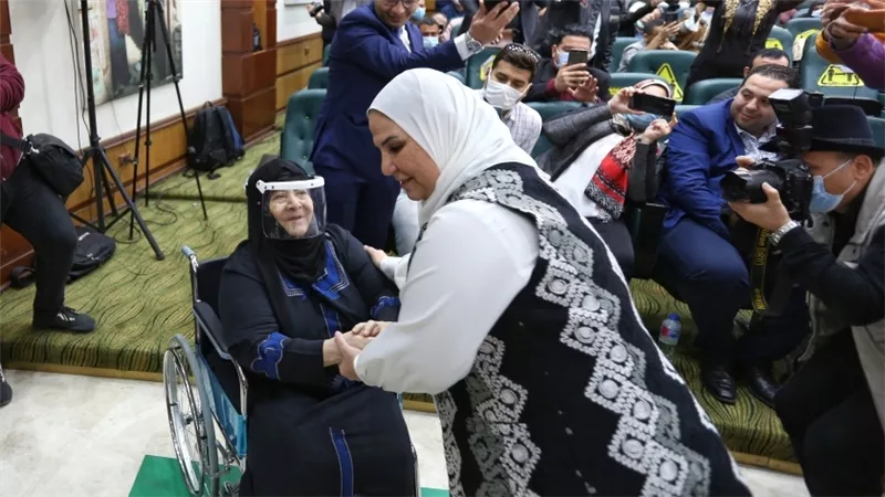 الحاجّة نجاح: «ضحيت بشبابي من أجل ابني والسيسي جبر بخاطري»