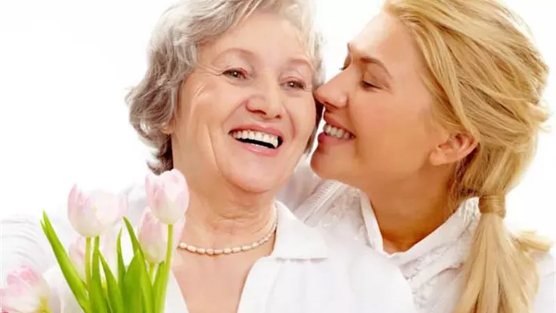 بمناسبة عيد الأم.. نصائح تساعدك على كسب قلب حماتك في الخطوبة