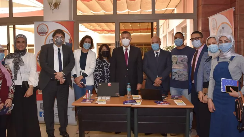 إقبال كثيف من شباب الخريجين على مركز التوظيف بعين شمس