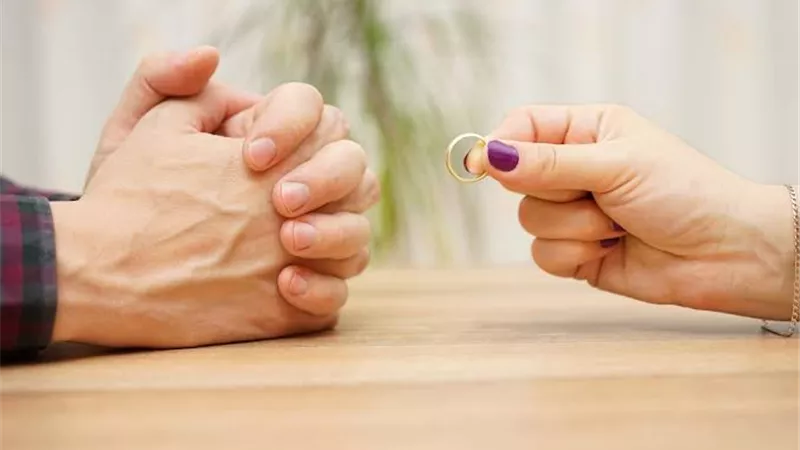 كيف تتخطى المرأة أزمة الطلاق وتواجه المجتمع؟ سامية خضر تقدم نصائح مهمة