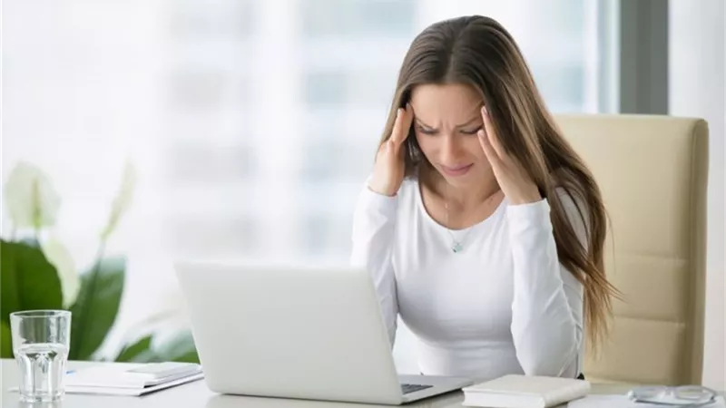  8 أسباب تجعلك تشعرين بالصداع بعد النوم.. تعرفي عليها 