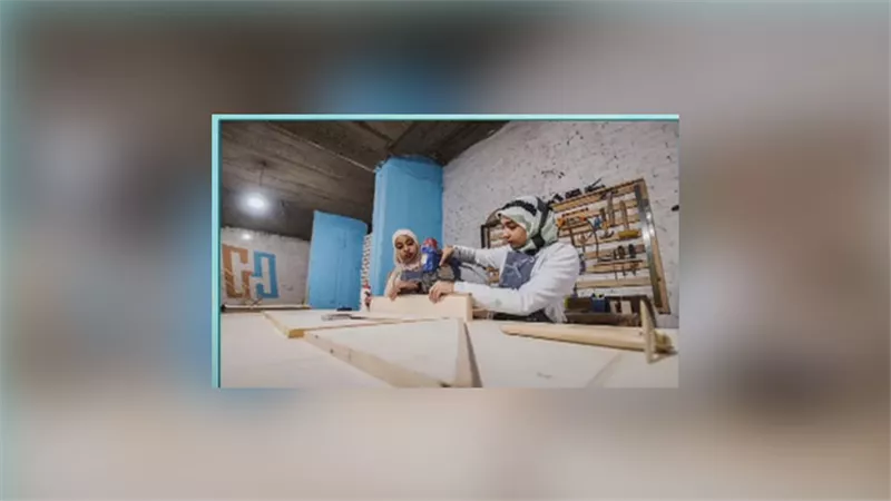 طالبة مصرية تزاحم الرجال في صناعة الأثاث وتكشف خططها المستقبلية.. فيديو