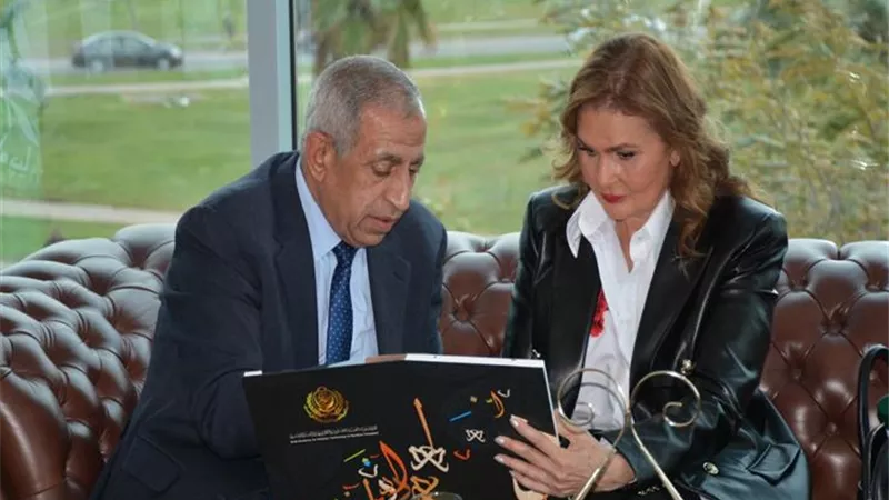 تكريم يسرا من الأكاديمية العربية 