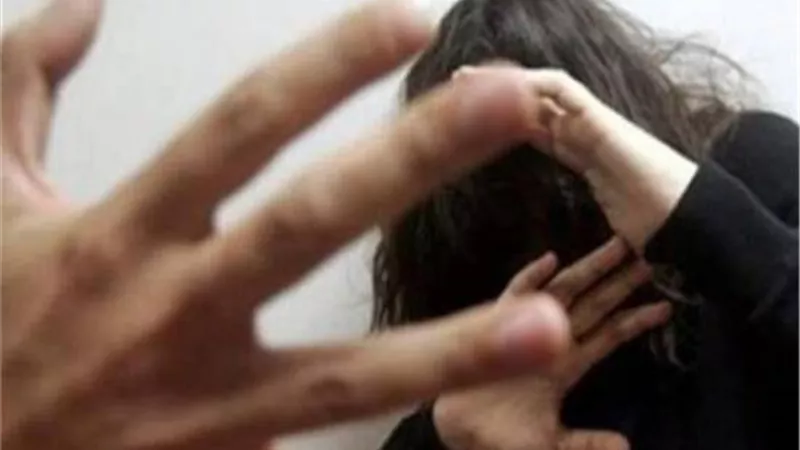 انتقامًا من شقيقها.. 3 شياطين يجردون فتاة من ملابسها.. والنيابة تثأر لها