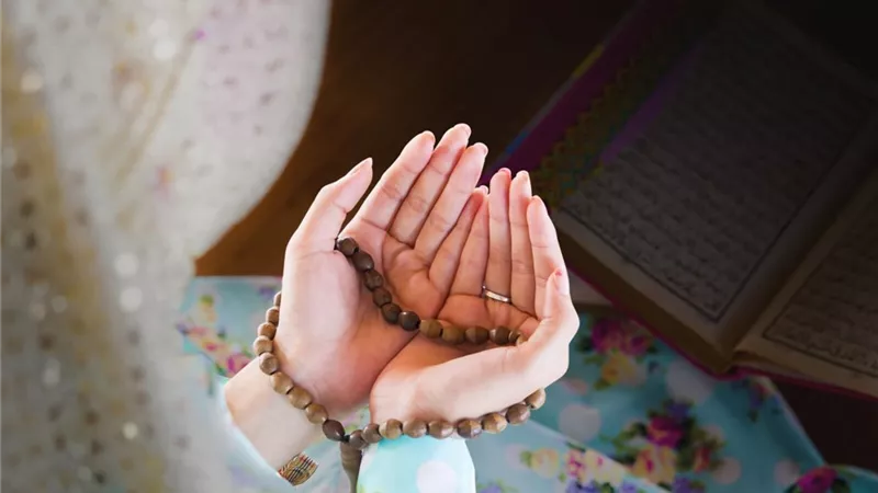 ما هو حكم رفع اليدين أثناء الدعاء؟.. رمضان عبد المعز يُجيب.. فيديو