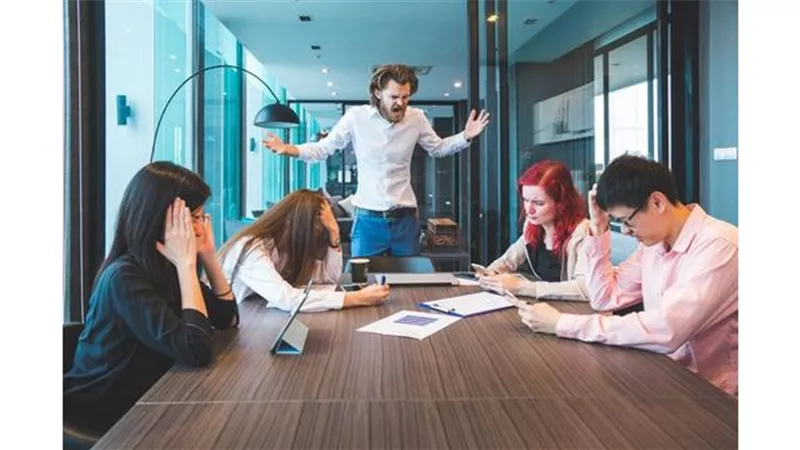 إزاي اتعامل مع زميل العمل؟.. خبيرة للمرأة: «بلاش تهزري كتير»