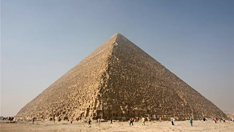 ما حقيقة تعرض هرم خوفو للانهيار بسبب هبوط أرضى؟ الحكومة ترد