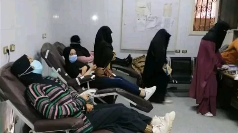 سيدات وفتيات يشاركن في التبرع بالدم لـ مصابي حادث قطاري سوهاج