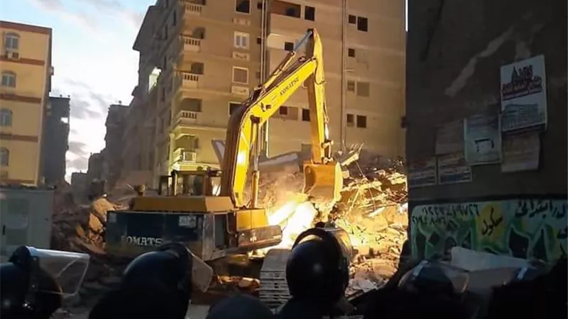 النيابة الإدارية تفتح تحقيقًا عاجلًا في انهيار عقار جسر السويس 