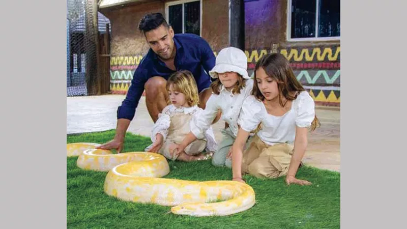 فالكاو وأسرته يطعمون الأسود والثعابين في رحلة دبي.. صور