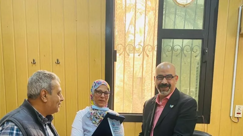  مدير مستشفى حميات حلوان يكرم عدد من الطبيبات تقديراً لتضحياتهم..صور