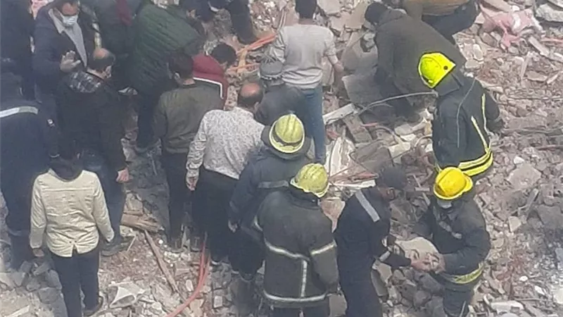 البحث عن أمين شرطة وأسرته تحت أنقاض عقار جسر السويس
