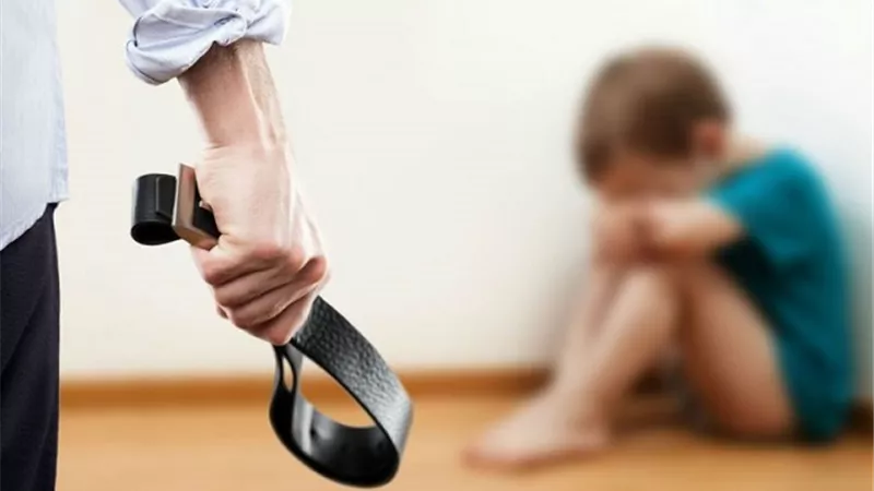 استشاري علاقات أسرية عن ضرب الأطفال: «تخلق أجيالًا من السفاحين».. فيديو