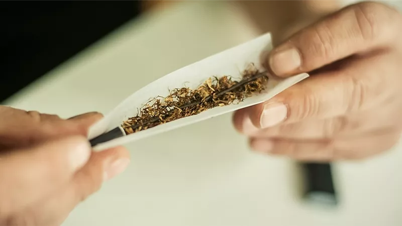 «باع دهبي عشان المُخدرات».. إيمان تبكي أمام محكمة الأسرة 