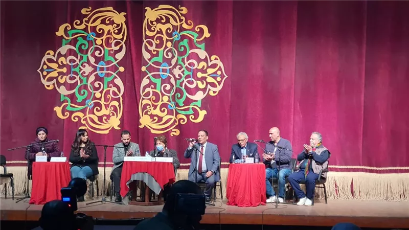 «ألمظ وسي عبده» يستهل العرض بدقيقة حداد على أرواح ضحايا سوهاج.. صور