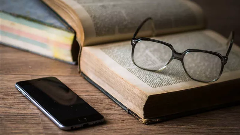 الهواتف تسرق أوقات المذاكرة.. وخبيرة نفسية تقدم حلًا بسيطًا