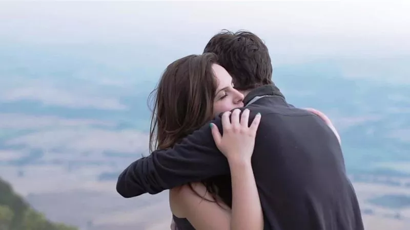 الحضن حصن أمان.. فوائد القبلة والعناق للمناعة وضربات القلب