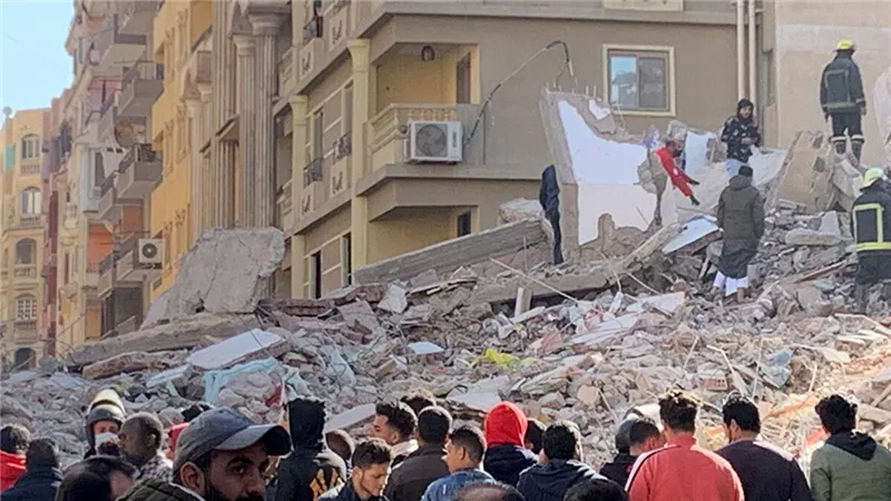 العروسان الناجيان من عمارة جسر السويس : انكتب لنا عمر جديد