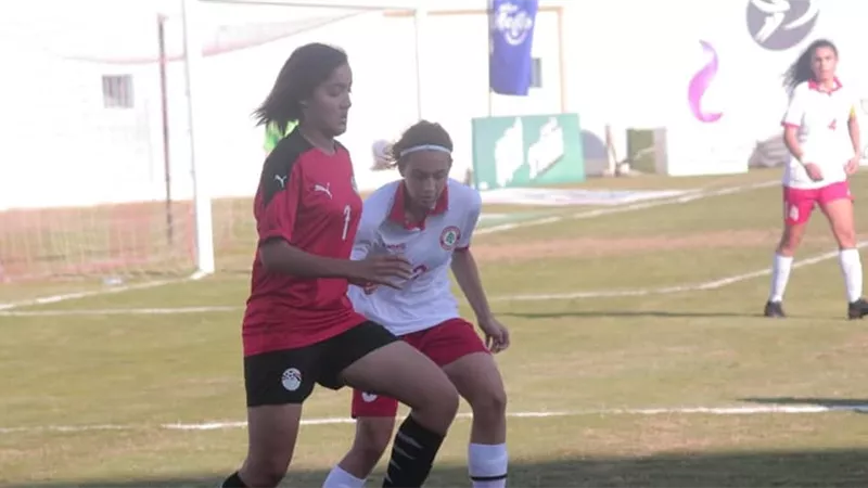 لاعبة بدوري الكرة النسائية تتقمص دور ميدو مشاكل