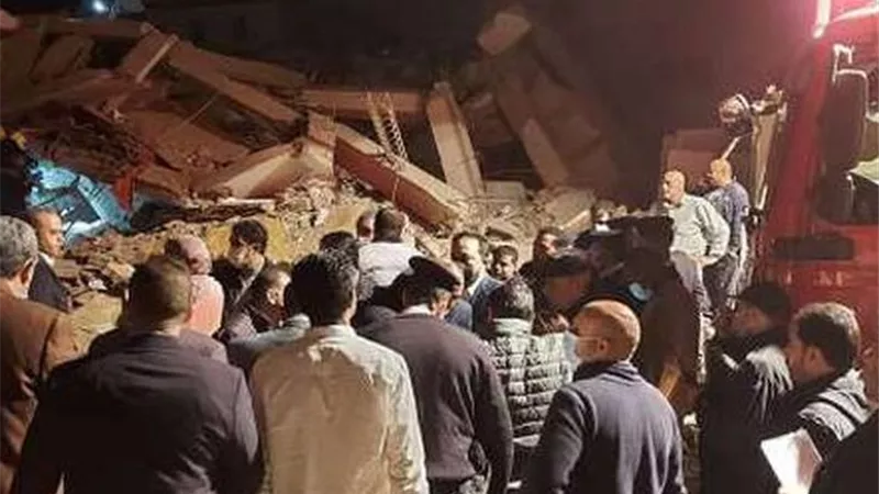 النيابة العامة تأمر بضبط وإحضار مالك عقار جسر السويس المنهار