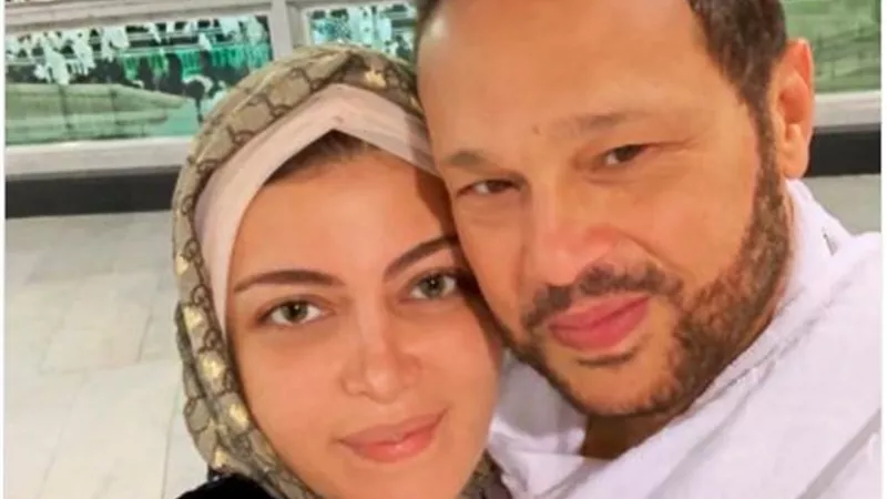 شاهد| ريهام حجاج تؤدي مناسك العمرة بصحبة زوجها