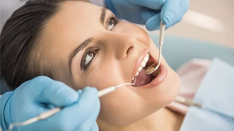 أفضل 10 طرق لـ علاج تغير لون الأسنان.. تعرفي عليها