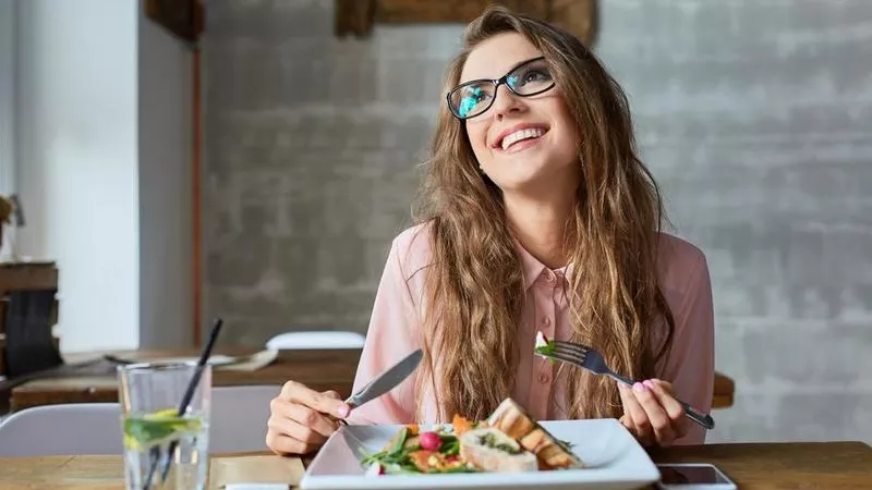استشاري تغذية يحذر المرأة من كثرة تناول هذه الأطعمة.. فيديو