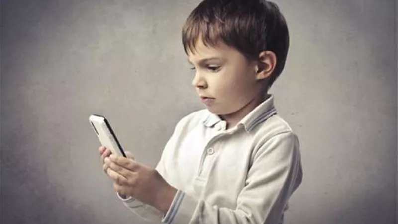 اشتري موبايل لأولادي وهم كم سنة؟ استشارية نفسية تجيب.. فيديو