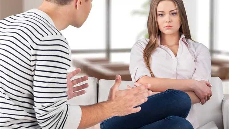 أقول لخطيبي عن علاقاتى السابقة؟ استشارية تواصل توجه نصيحة.. فيديو
