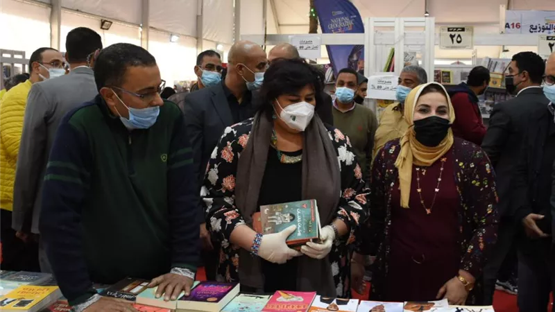 وزيرة الثقافة تتفقد معرض الإسكندرية للكتاب.. ونساء على عرش مصر الأكثر مبيعا 