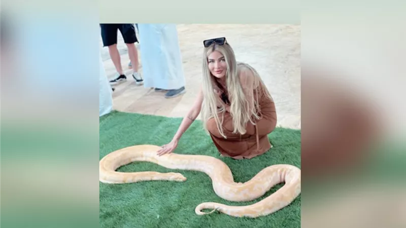 زوجة محمد زيدان تداعب ثعبانا فى حديقة family park (صور)