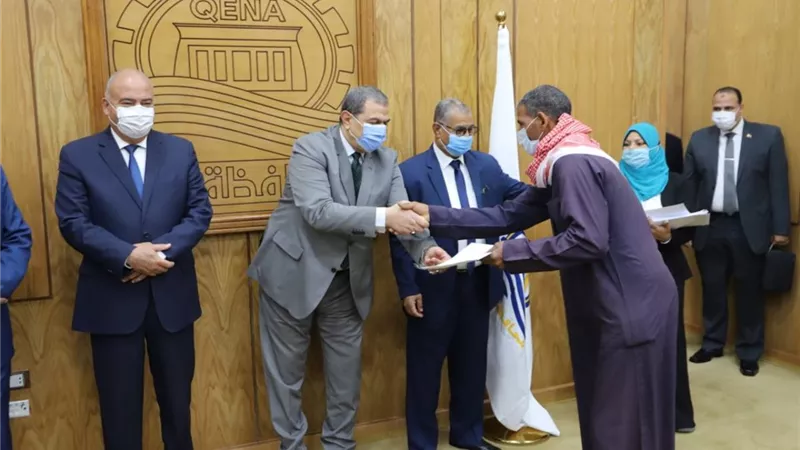تسليم 4935 بوليصة تأمين تكافلي للعمالة غير المنتظمة بقنا