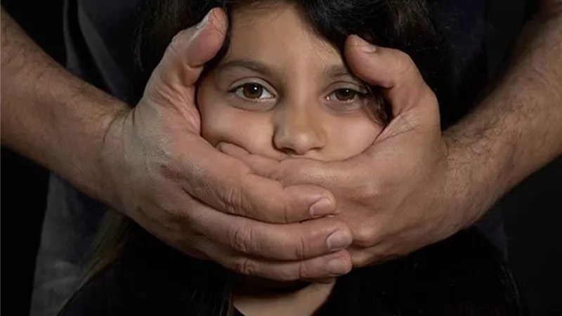 بـ«حيلة شيطانية».. طالب يتحرش بطفلة في «منور» منزله 