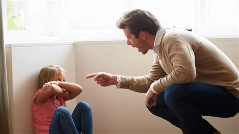 استشاري علاقات أسرية تكشف فوائد ضرب الآباء للأبناء.. فيديو